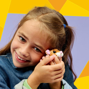 Roztomilý škrečok s kvetinou